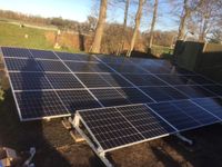 schans met zonnepanelen